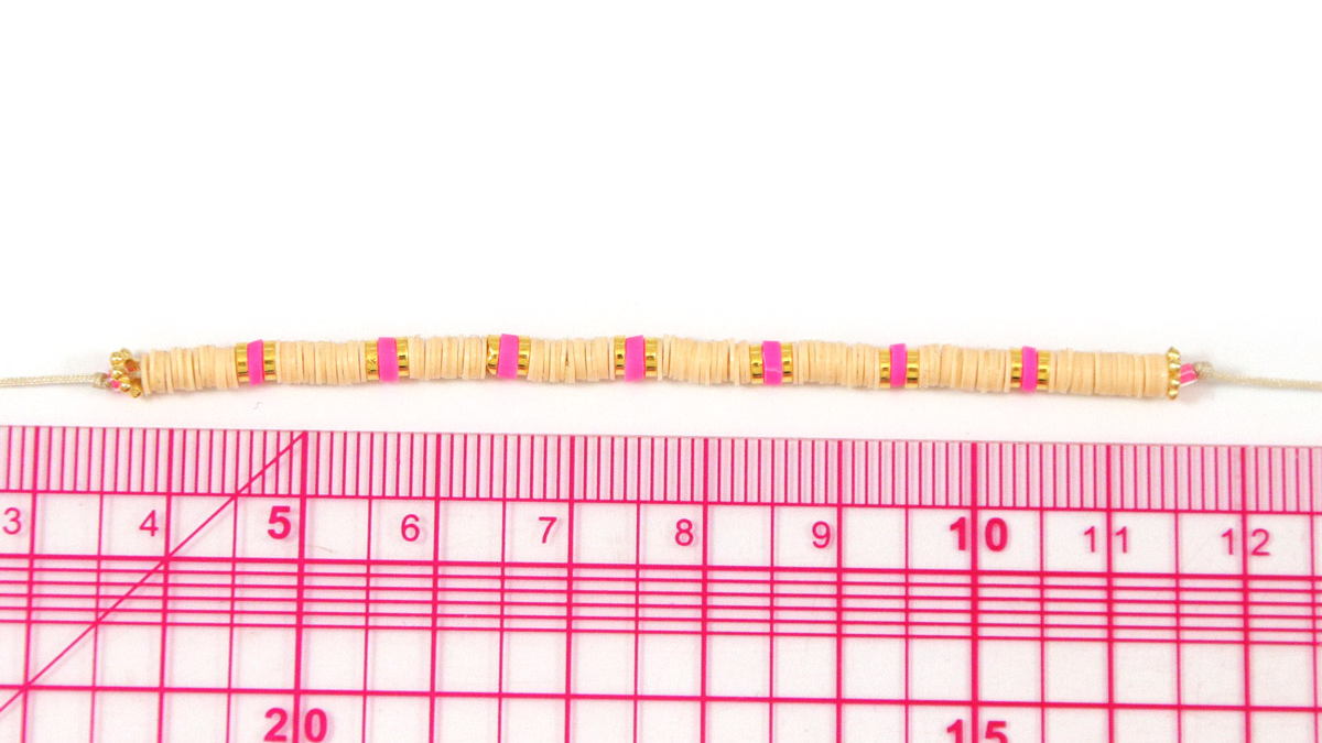 Tuto bracelets fins avec des perles heishi et des breloques : Etape 4