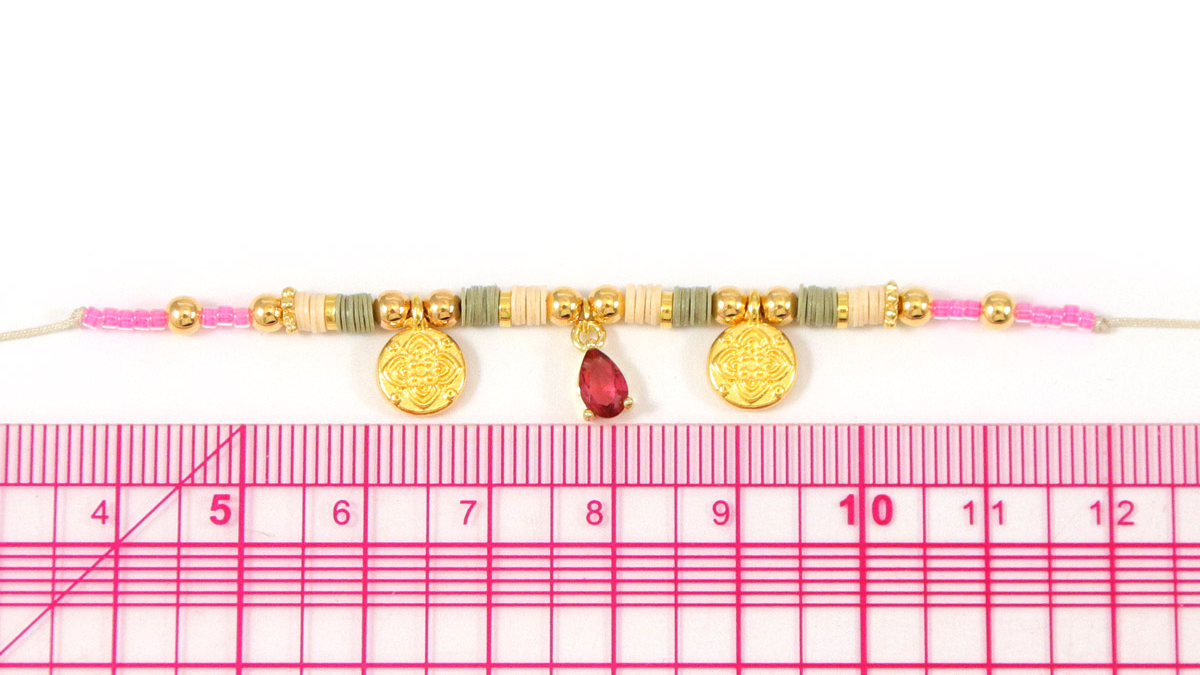 Tuto bracelets fins avec des perles heishi et des breloques : Etape 5