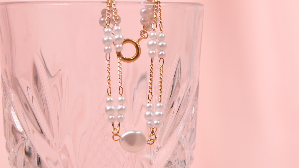 Bracelet chaîne et perles en nacre Bracelet chaîne et perles en nacre