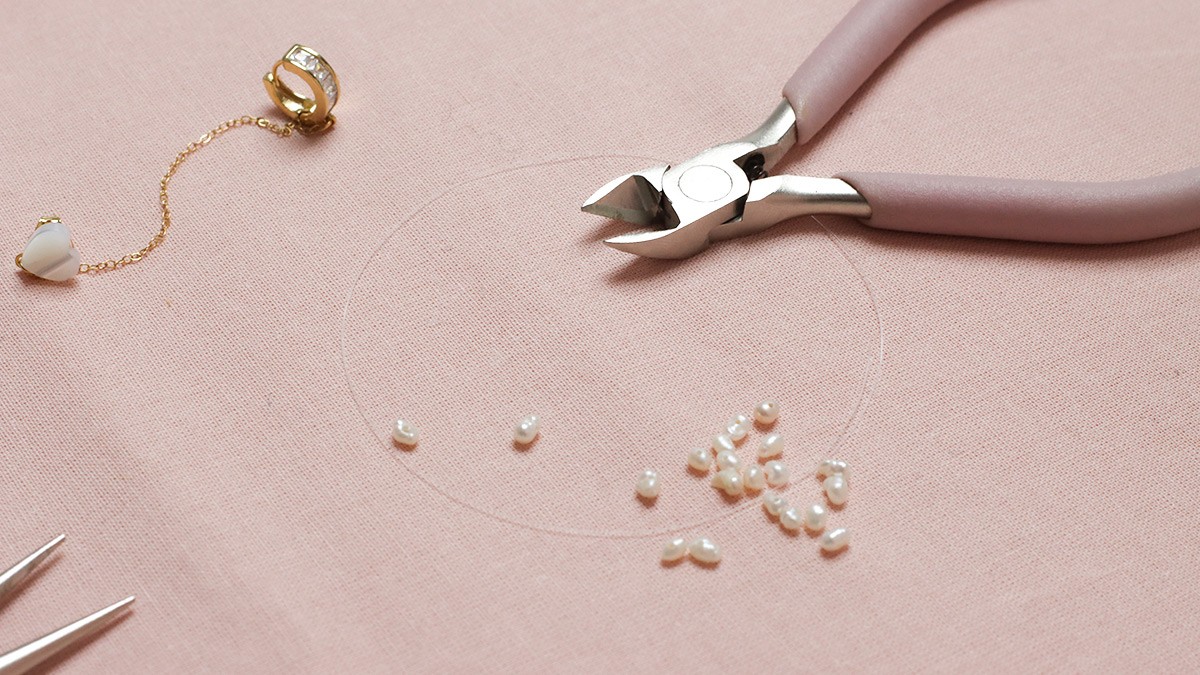 Boucles d'oreilles nacre et chaîne : Etape 5