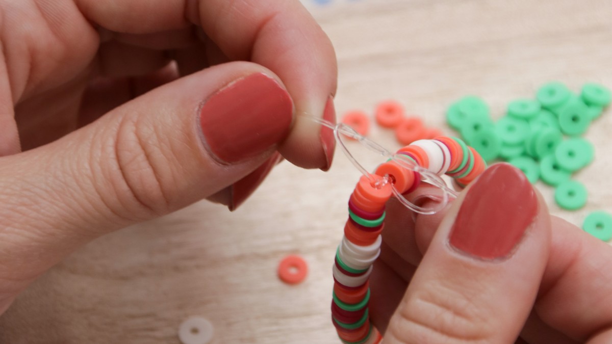 Bracelets élastiques rondelles heishi modèle Prairie : Etape 4