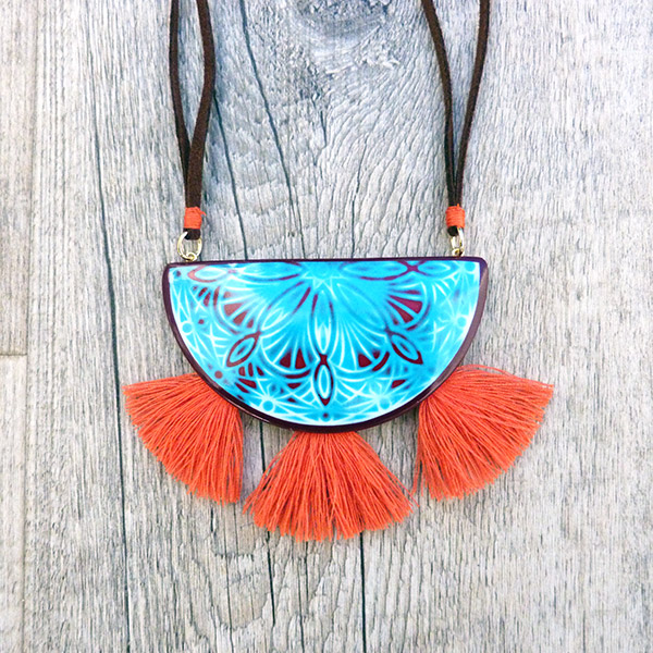 Schéma Collier en pâte polymère avec tampon mandala et pompons