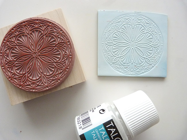 Collier en pâte polymère avec tampon mandala et pompons : Etape 3