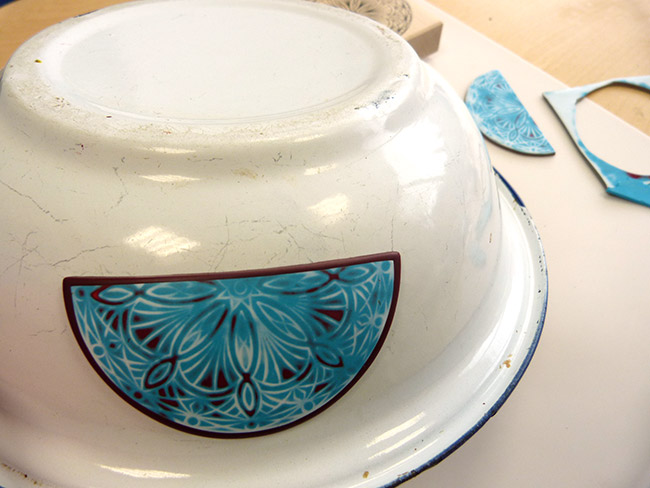 Collier en pâte polymère avec tampon mandala et pompons : Etape 7