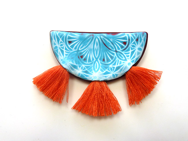 Collier en pâte polymère avec tampon mandala et pompons : Etape 9