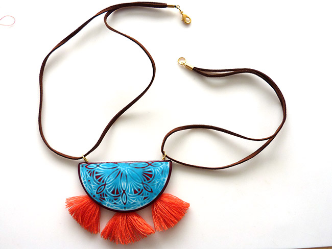 Collier en pâte polymère avec tampon mandala et pompons : Etape 12