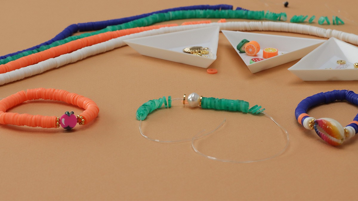 Bracelets élastiques rondelles heishi modèle Salade de Fruits : Etape 3