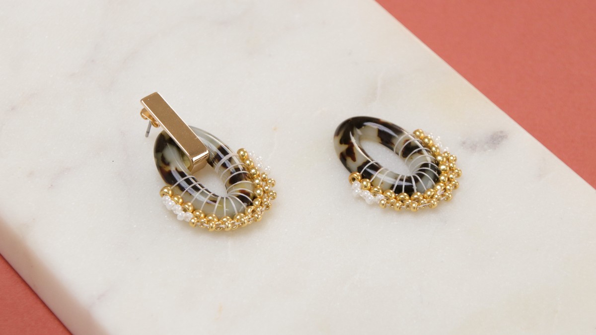 Schéma Boucles d'oreilles vintage en résine marbré et tissage de perles