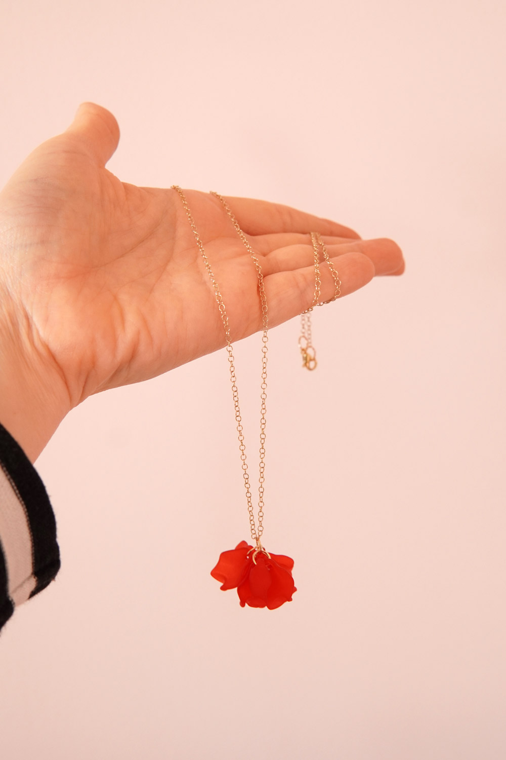 Schéma Collier long pendentif pétales de fleur rouges