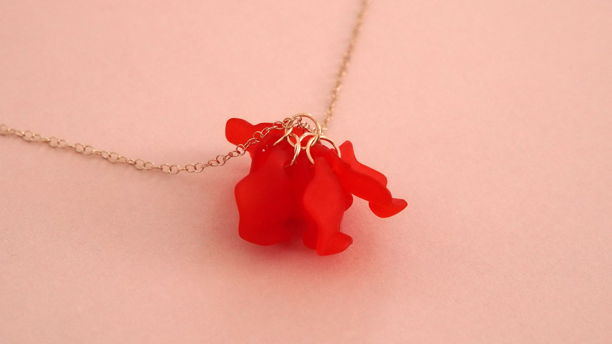 Collier long pendentif pétales de fleur rouges : Etape 3