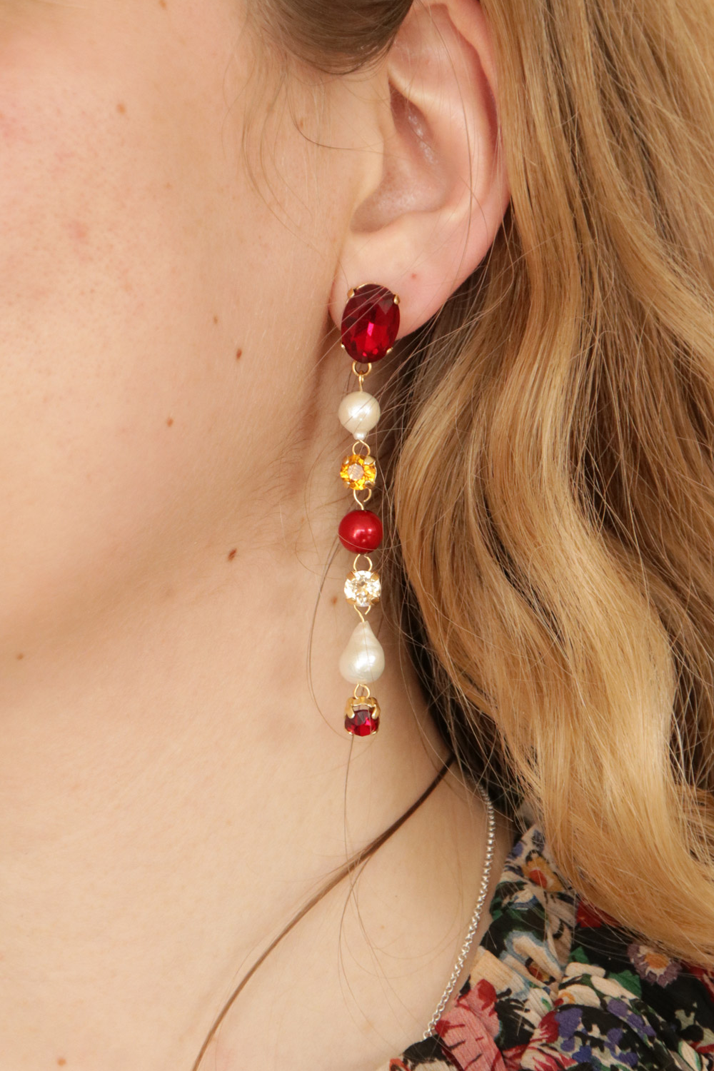 Schéma DIY Boucles d'oreilles pendantes originales avec cristaux et perles d'eau douce