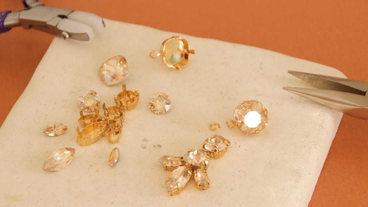 Boucles d'oreilles pendantes en cristaux sertis PureCrystal : Etape 2