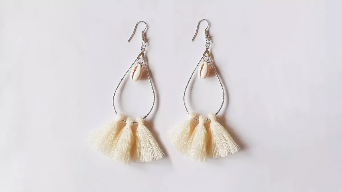 Schéma Boucles d'oreilles gouttes fantaisie avec Miyuki delicas, pompons et coquillages Cauri