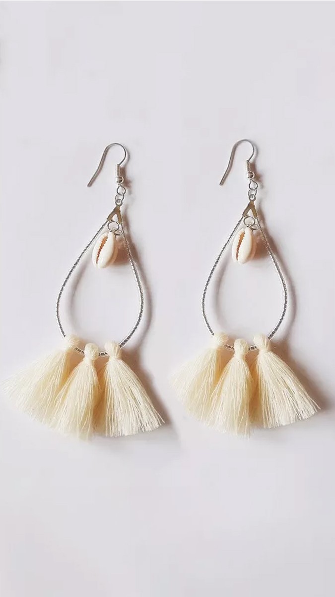 Schéma Boucles d'oreilles gouttes fantaisie avec Miyuki delicas, pompons et coquillages Cauri