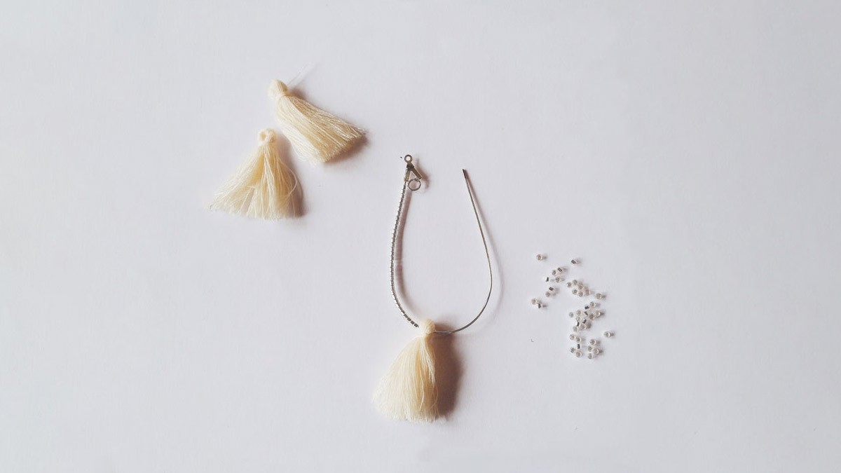 Boucles d'oreilles gouttes fantaisie avec Miyuki delicas, pompons et coquillages Cauri : Etape 1