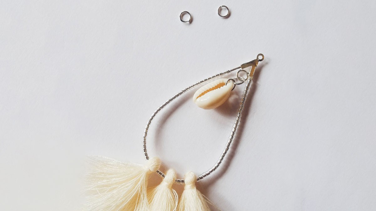 Boucles d'oreilles gouttes fantaisie avec Miyuki delicas, pompons et coquillages Cauri : Etape 2