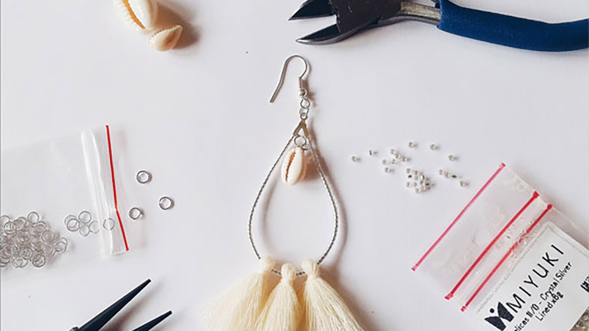 Boucles d'oreilles gouttes fantaisie avec Miyuki delicas, pompons et coquillages Cauri : Etape 3