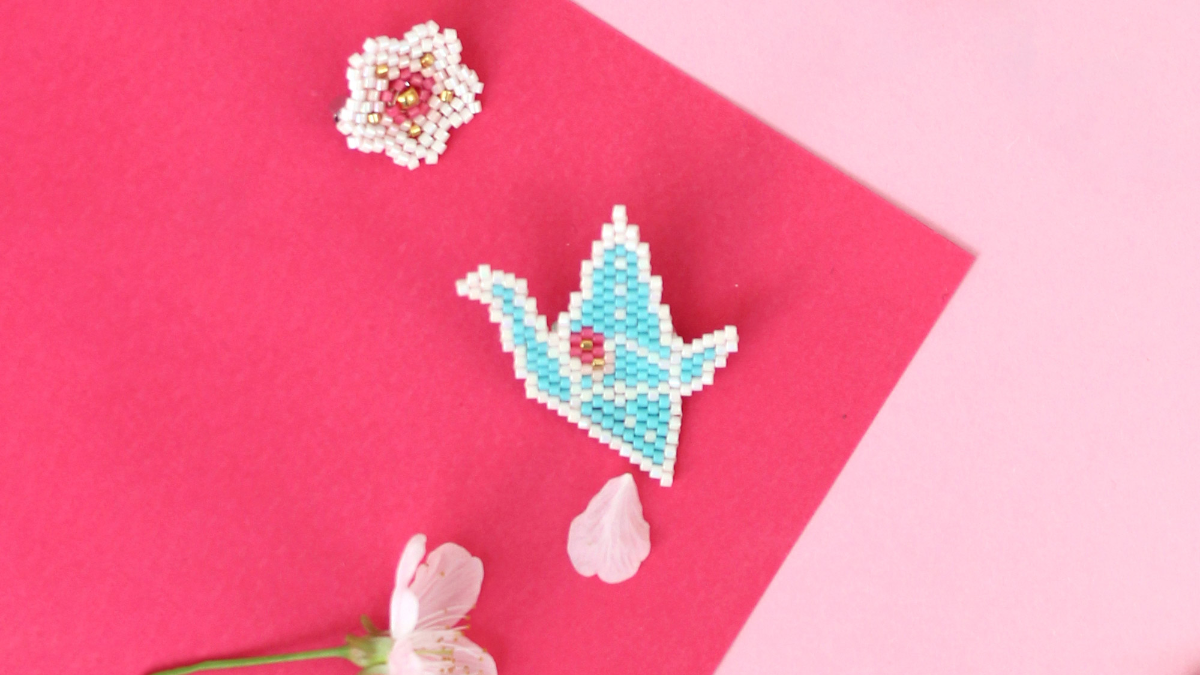 Broche oiseau style grue origami en tissage Brick Stitch