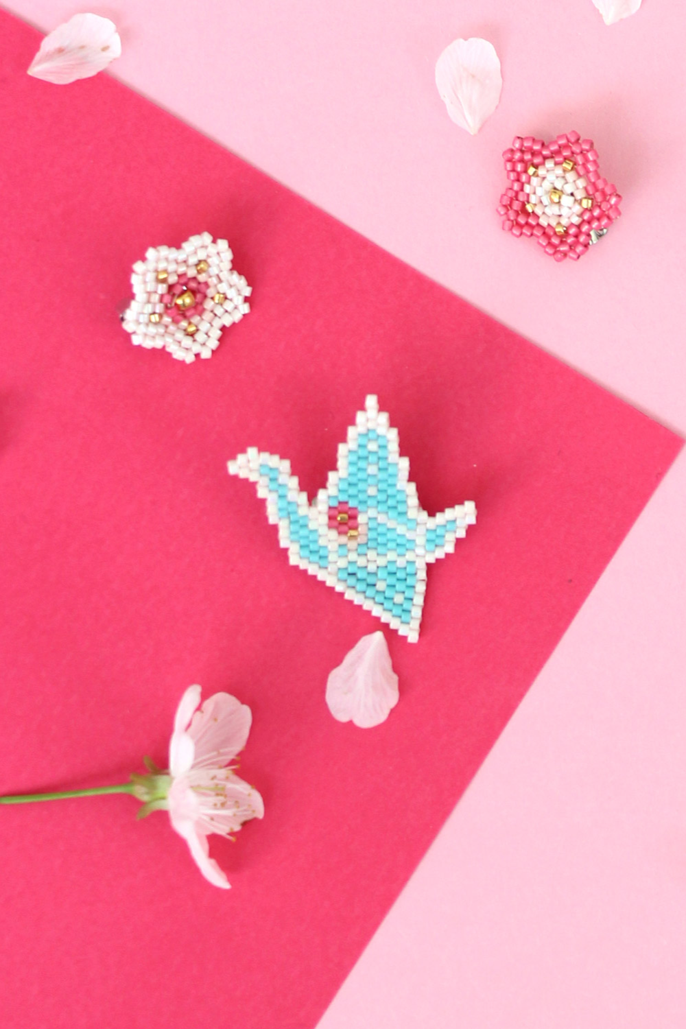 Broche oiseau style grue origami en tissage Brick Stitch