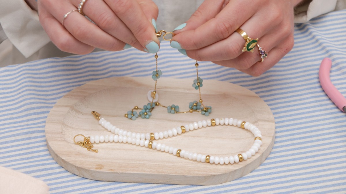 Collier acier inoxydable doré avec petites fleurs en Amazonite : Etape 3