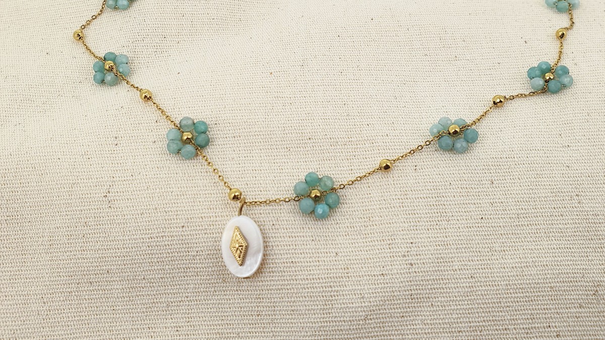 Collier acier inoxydable doré avec petites fleurs en Amazonite : Etape 4
