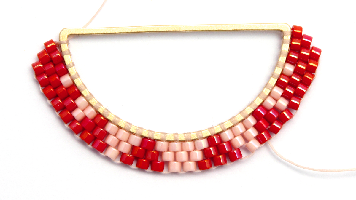 Collier Miyuki demi-lune technique brick stitch : Etape 4