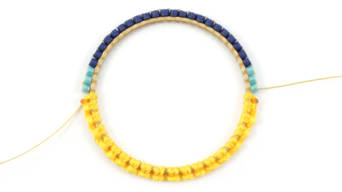 Boucles d'oreilles mix macramé et miyuki : Etape 5 Boucles d'oreilles mix macramé et miyuki : Etape 5