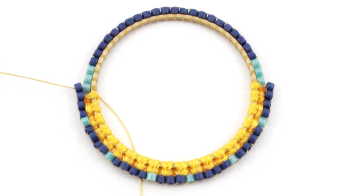 Boucles d'oreilles mix macramé et miyuki : Etape 6 Boucles d'oreilles mix macramé et miyuki : Etape 6