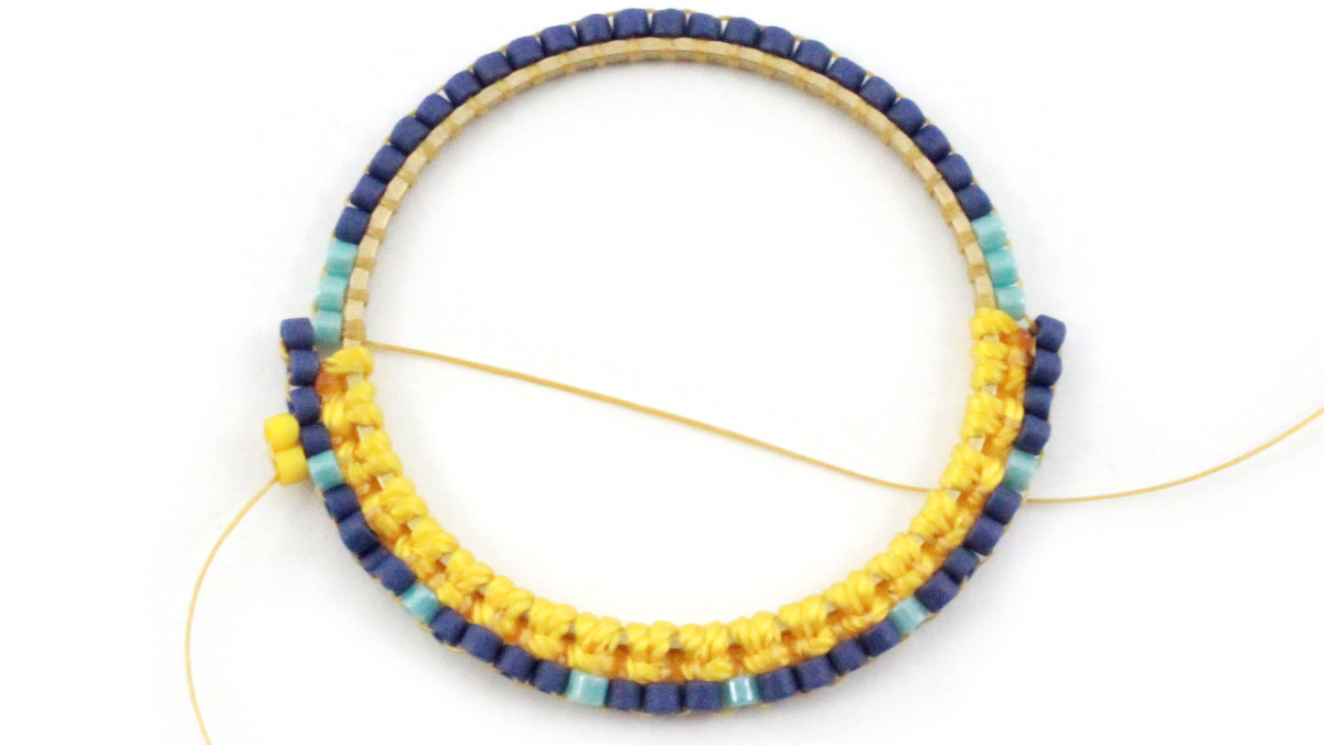 Boucles d'oreilles mix macramé et miyuki : Etape 7 Boucles d'oreilles mix macramé et miyuki : Etape 7