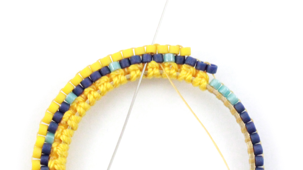 Boucles d'oreilles mix macramé et miyuki : Etape 8 Boucles d'oreilles mix macramé et miyuki : Etape 8