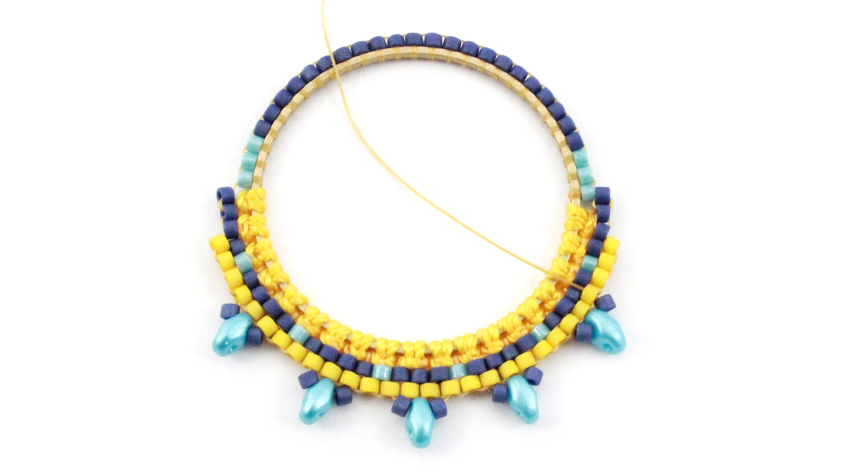 Boucles d'oreilles mix macramé et miyuki : Etape 10 Boucles d'oreilles mix macramé et miyuki : Etape 10