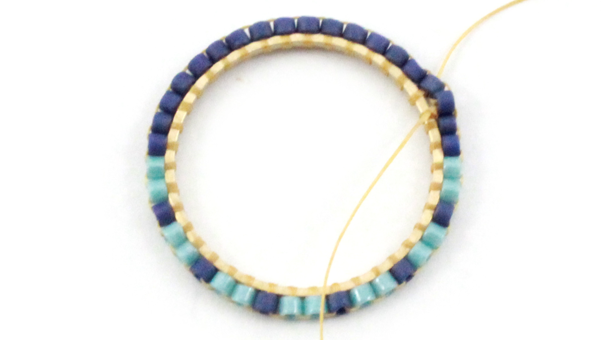 Boucles d'oreilles mix macramé et miyuki : Etape 11 Boucles d'oreilles mix macramé et miyuki : Etape 11