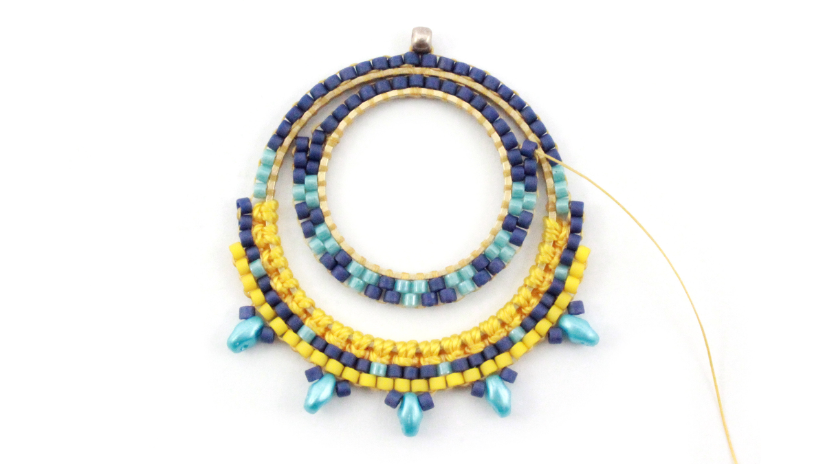 Boucles d'oreilles mix macramé et miyuki : Etape 13 Boucles d'oreilles mix macramé et miyuki : Etape 13