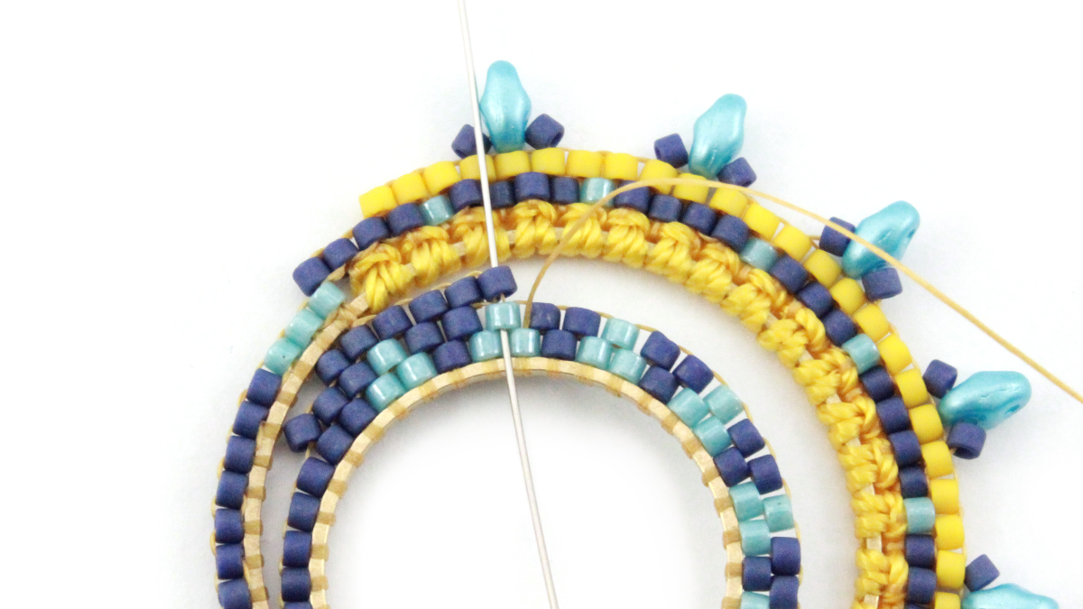 Boucles d'oreilles mix macramé et miyuki : Etape 15 Boucles d'oreilles mix macramé et miyuki : Etape 15