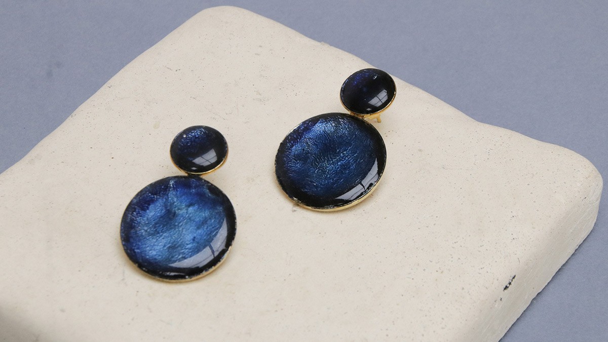 Schéma Boucles d'oreilles pendantes en polymère, encre et résine UV