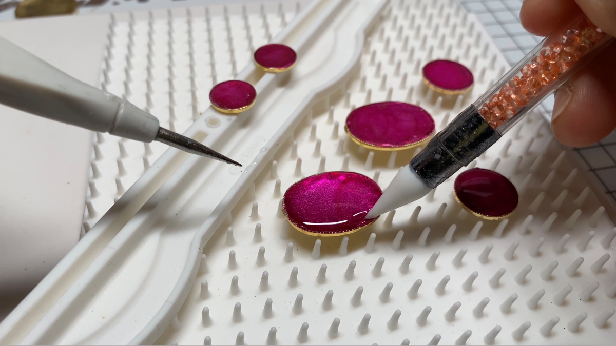 Boucles d'oreilles pendantes en polymère, encre et résine UV : Etape 9