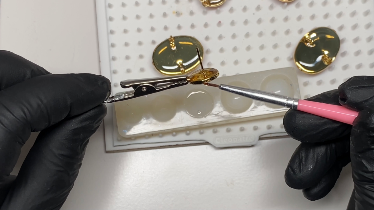 Boucles d'oreilles pendantes en polymère, encre et résine UV : Etape 17