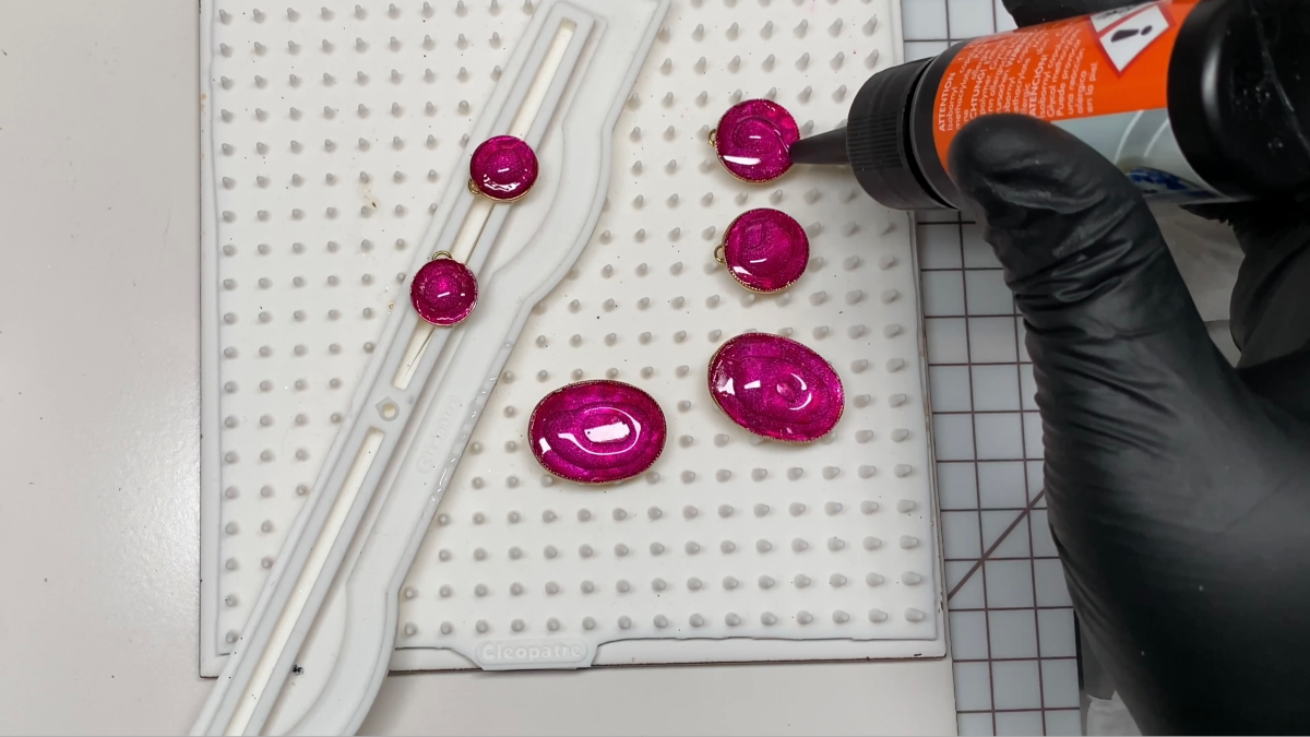 Boucles d'oreilles pendantes en polymère, encre et résine UV : Etape 18