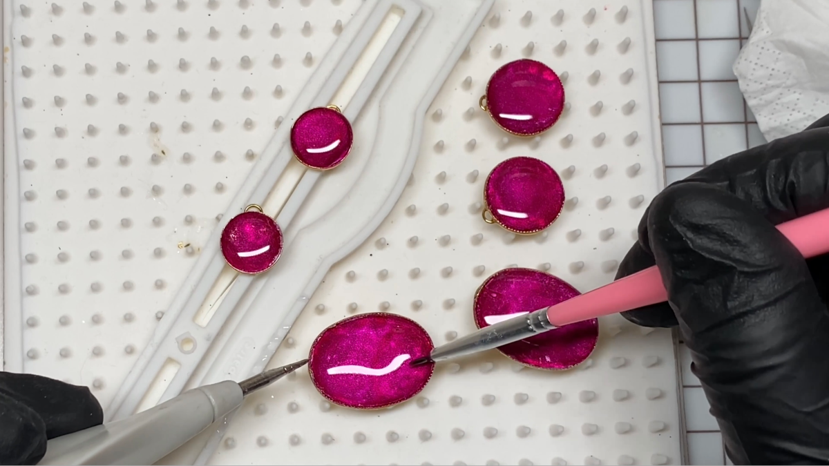 Boucles d'oreilles pendantes en polymère, encre et résine UV : Etape 19