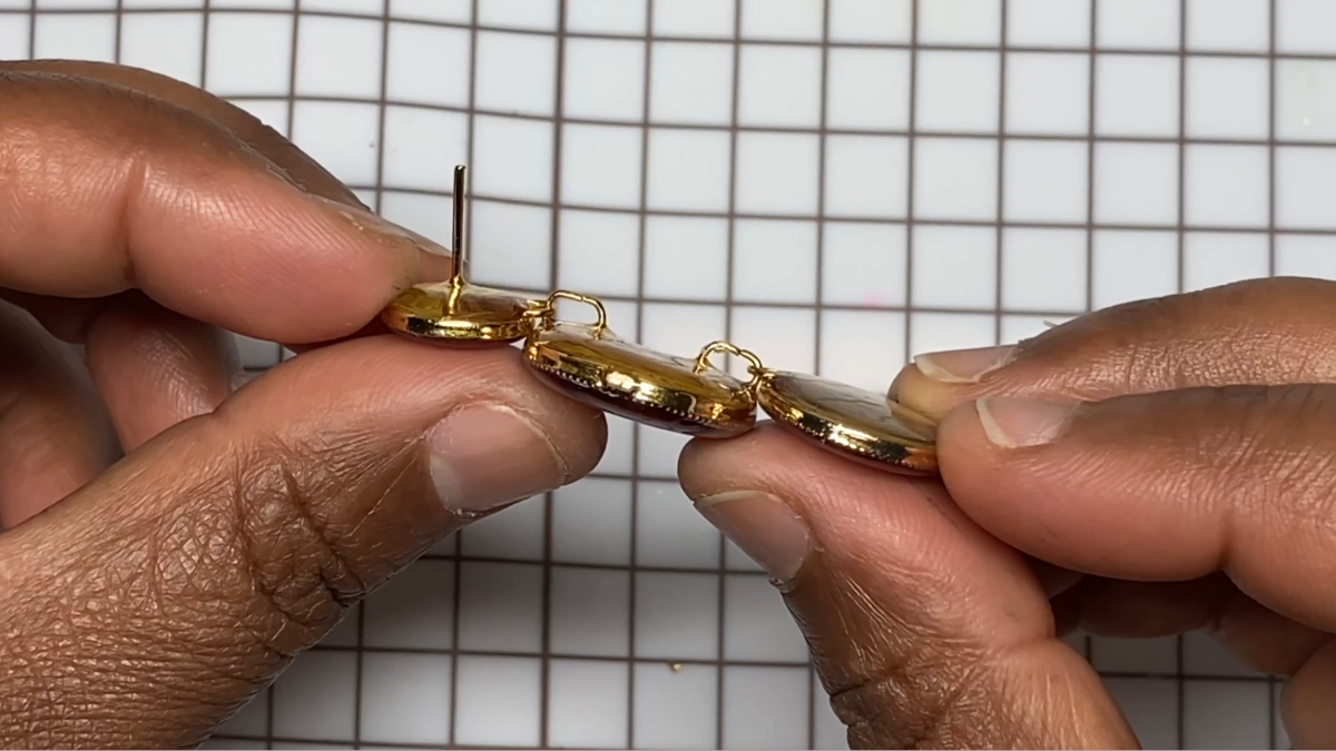 Boucles d'oreilles pendantes en polymère, encre et résine UV : Etape 22