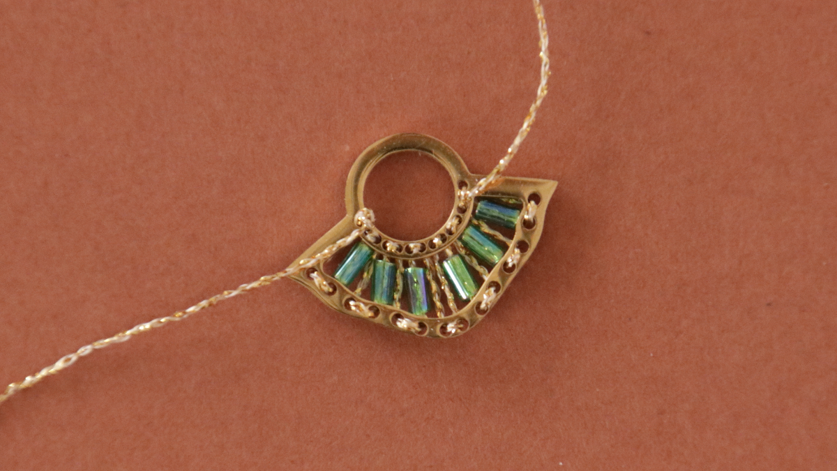 Boucles d'oreilles pendantes Bugles Miyuki en acier inox doré : Etape 4