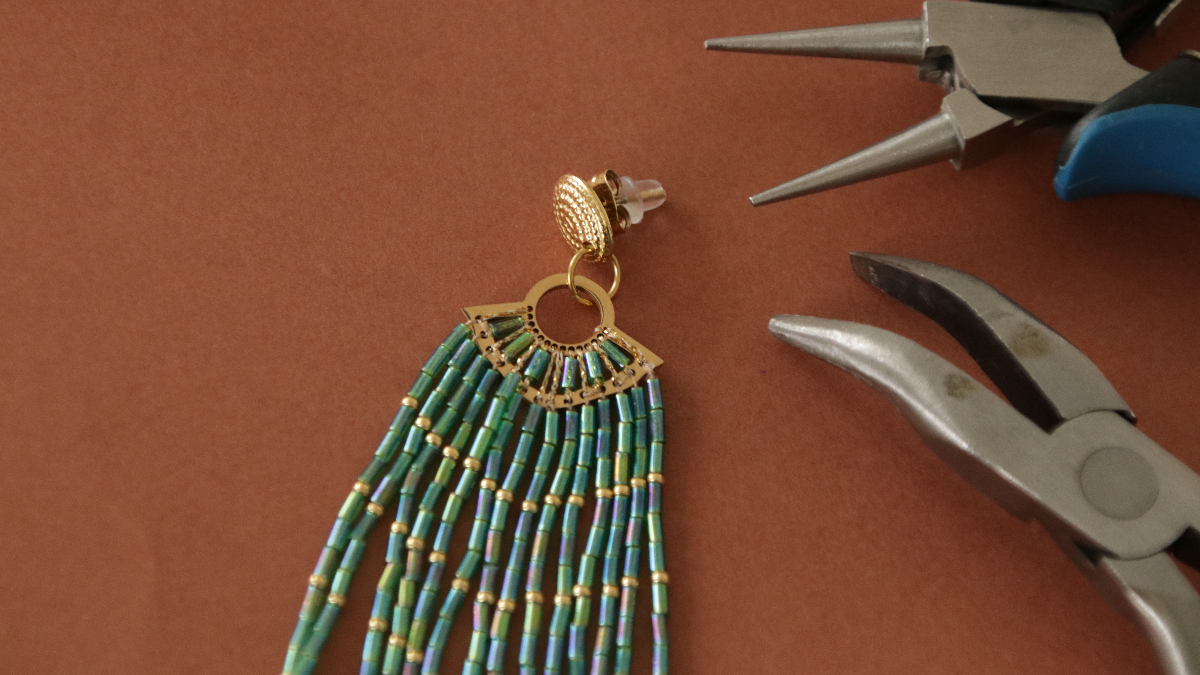 Boucles d'oreilles pendantes Bugles Miyuki en acier inox doré : Etape 6