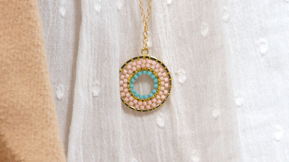Collier Miyuki avec pendentif rond en Brick Stitch