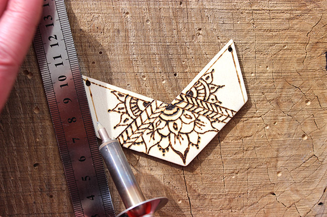 Sautoir avec intercalaire chevron en bois pyrogravé : Etape 3