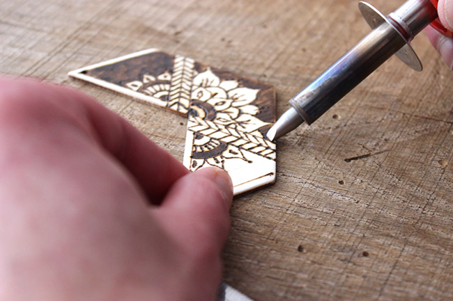 Sautoir avec intercalaire chevron en bois pyrogravé : Etape 4