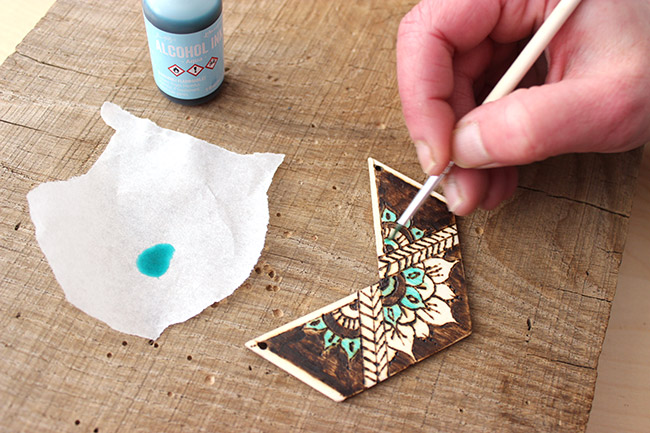 Sautoir avec intercalaire chevron en bois pyrogravé : Etape 5