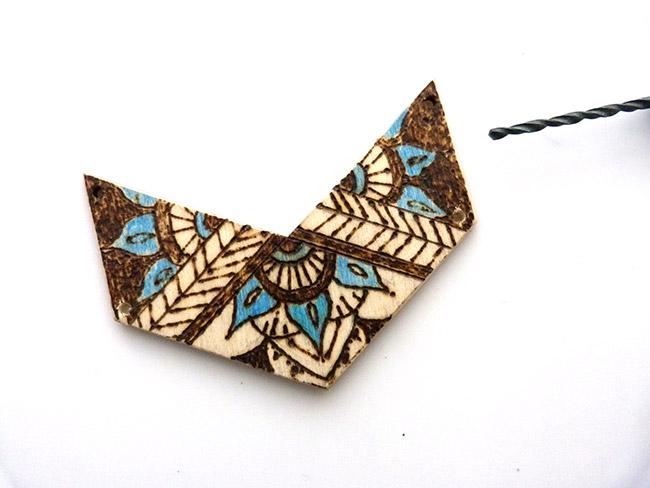 Sautoir avec intercalaire chevron en bois pyrogravé : Etape 6