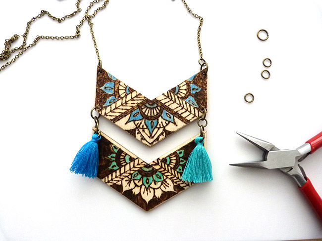 Sautoir avec intercalaire chevron en bois pyrogravé : Etape 7