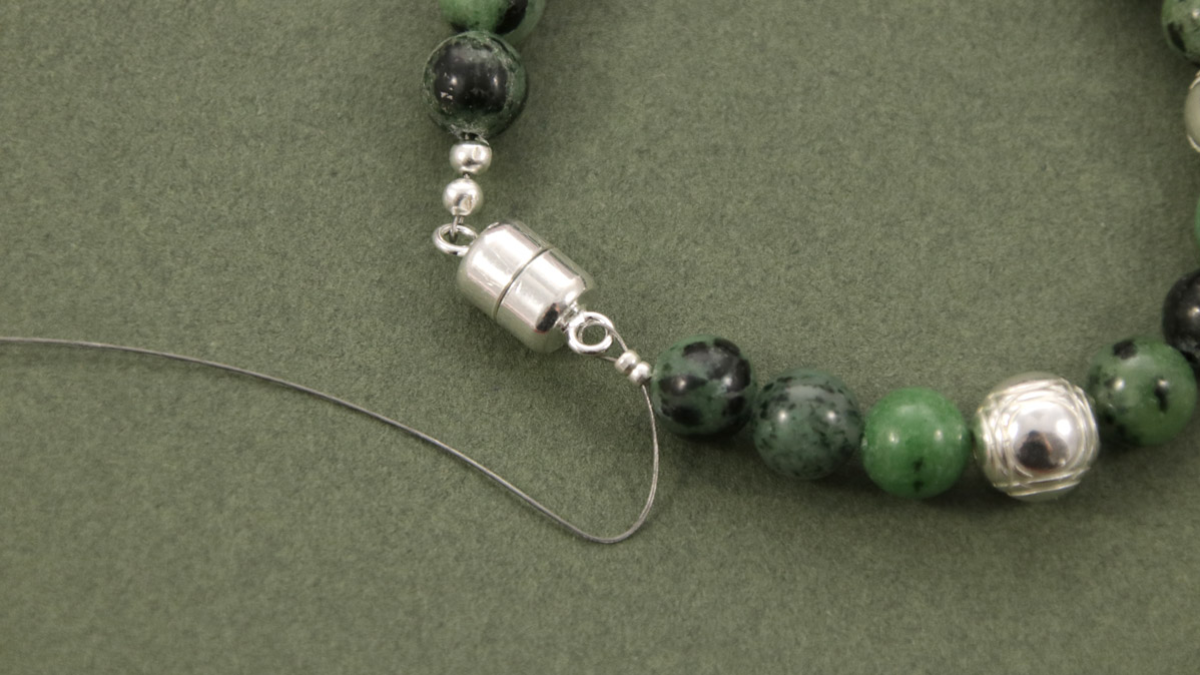 Bracelet homme avec perles boule de pétanque et rubis zoïsite : Etape 4