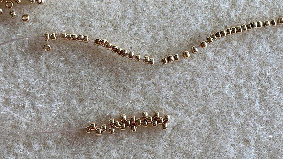 Boucles d'oreilles pendantes en tissage peyote Cellini plat effet spirale : Etape 2 Boucles d'oreilles pendantes en tissage peyote Cellini plat effet spirale : Etape 2